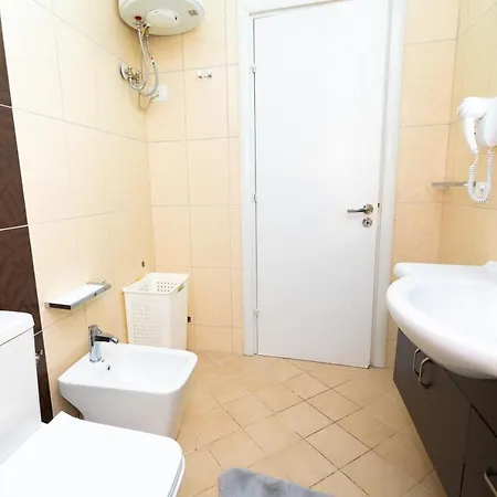 Hana Hot Tub * Vlorë